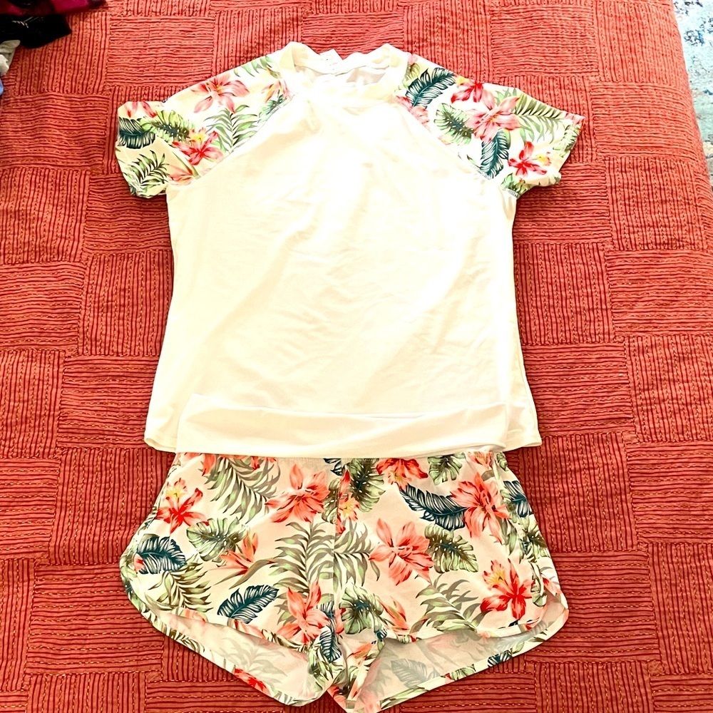 Beach outfit / swim outfit  floral print women’s large top medium short